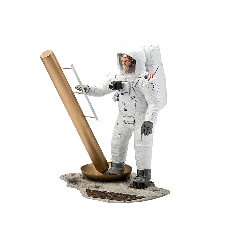 Revell Apollo 11 Astronaut on the Moon 1:8