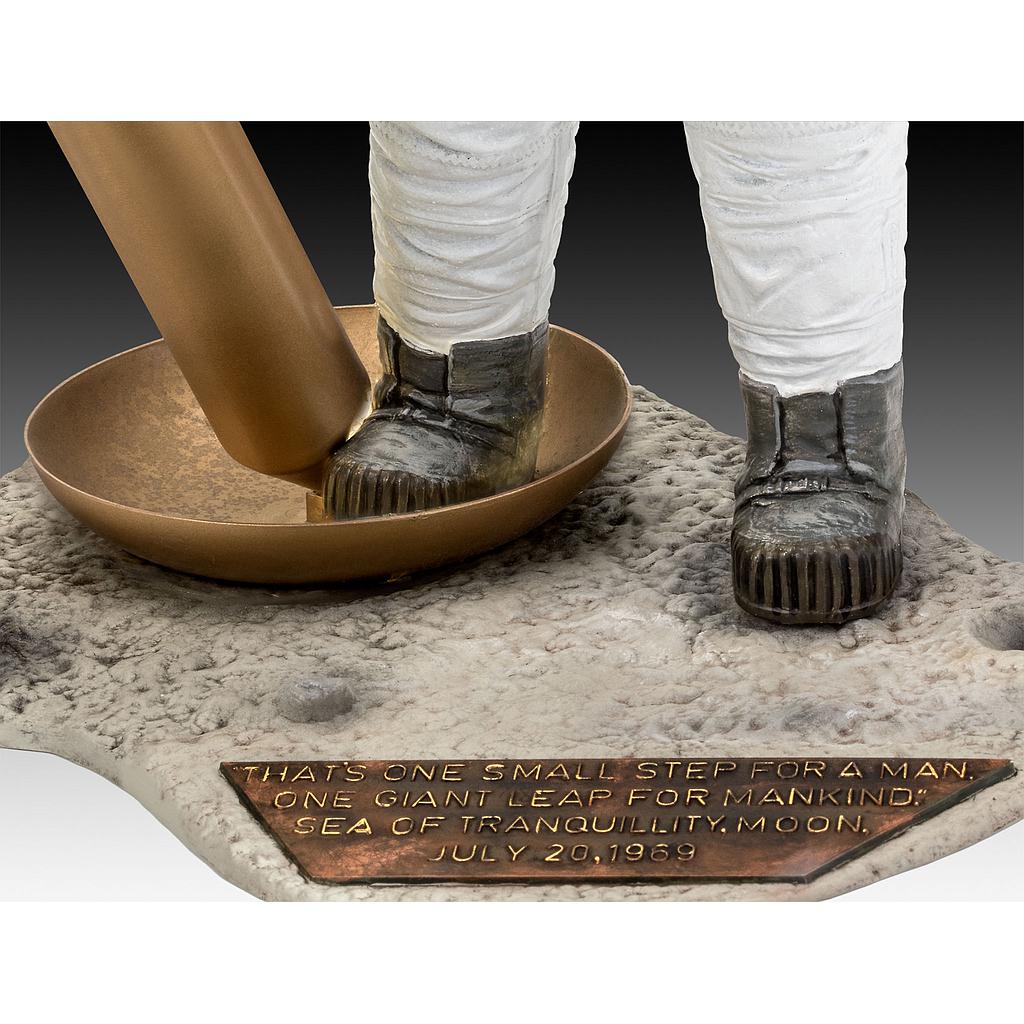 Revell Apollo 11 Astronaut on the Moon 1:8