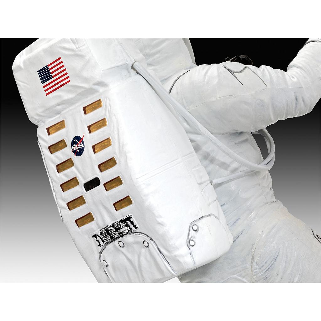 Revell Apollo 11 Astronaut on the Moon 1:8