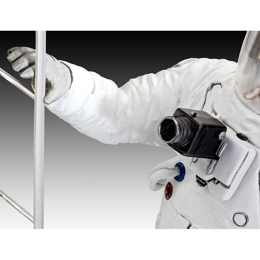 Revell Apollo 11 Astronaut on the Moon 1:8