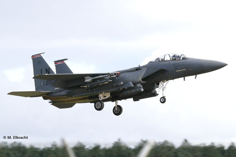 Revell mudelikomplekt F-15E STRIKE EAGLE & bombs 1:144