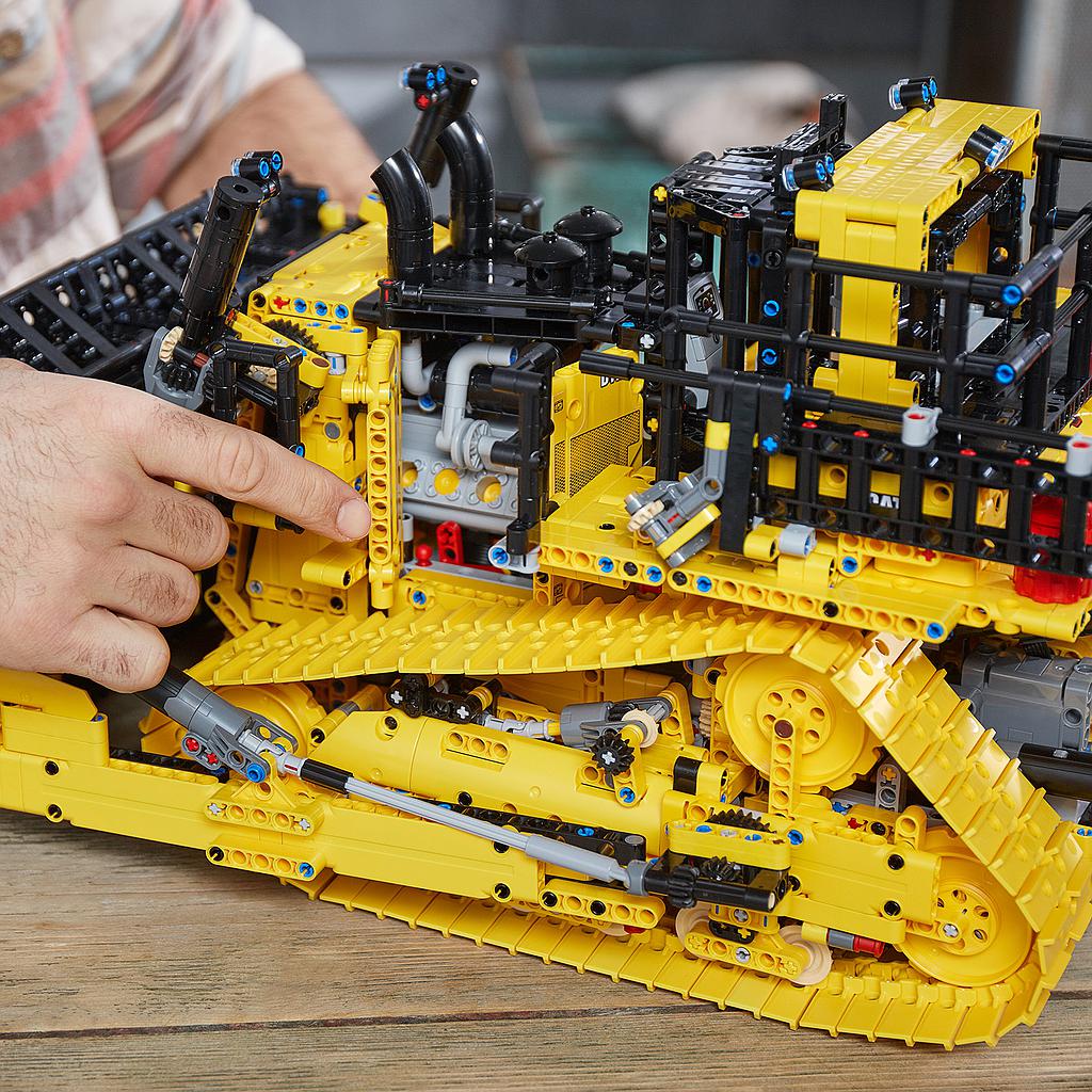 LEGO Technic Rakenduse kaudu juhitav buldooser Cat D11