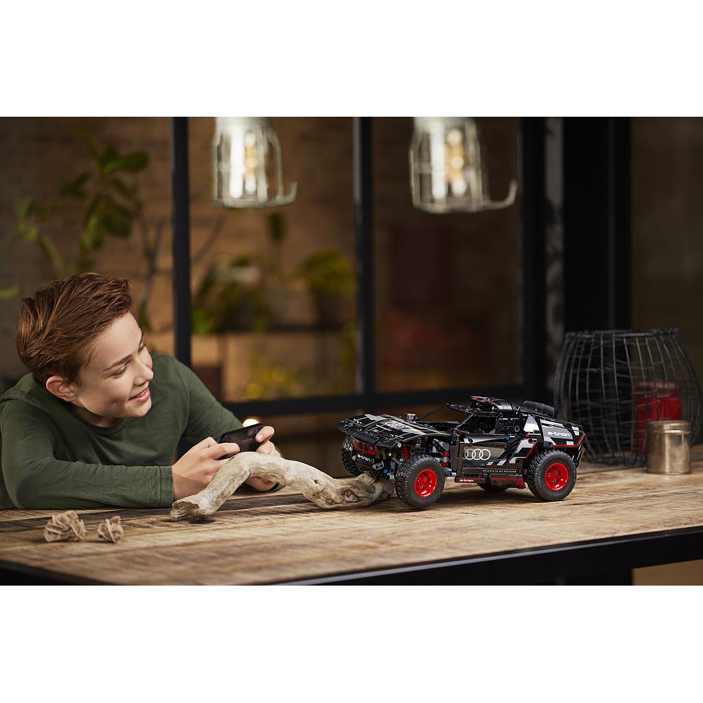 lego_technic_audi_rs_q_e-tron_42160L_4