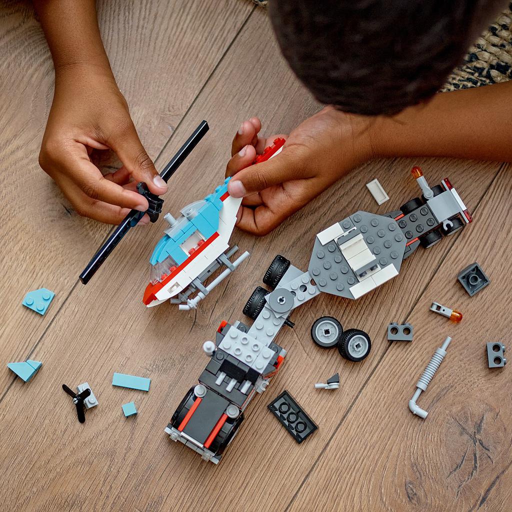 lego_creator_treilerauto_koos_helikopteriga_31146L_3