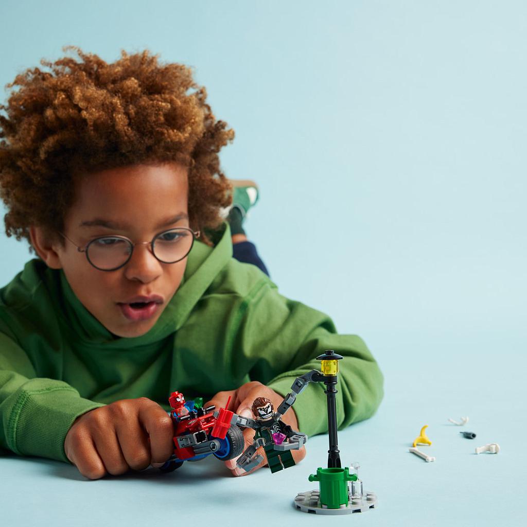 LEGO Super Heroes Mootorrattajälitus: Spider-Man vs. Doc Ock