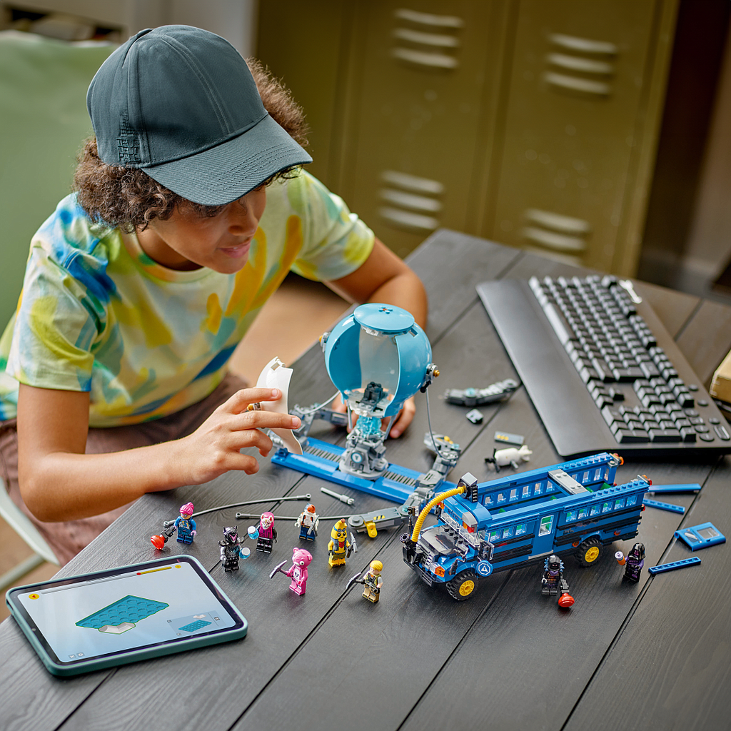 lego_fortnite_battle_bus_77073L_3