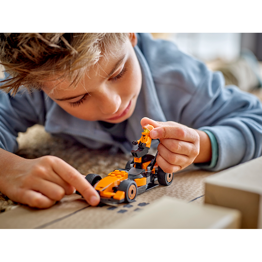 lego_city_f1_sõitja_mclareni_võistlusautoga_60442L_3