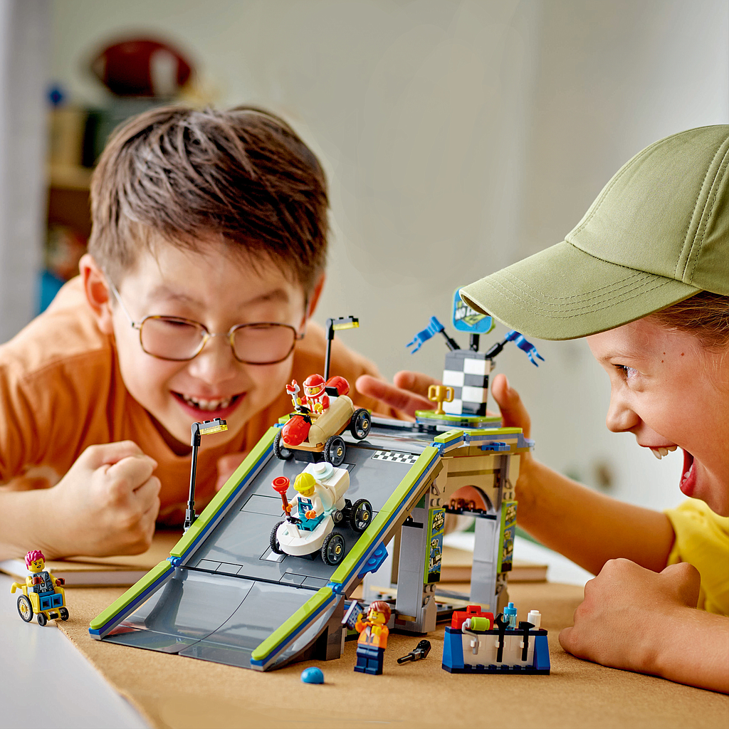lego_city_piiranguid_pole:_võidusõiduauto_kaldteerada_60460L_2