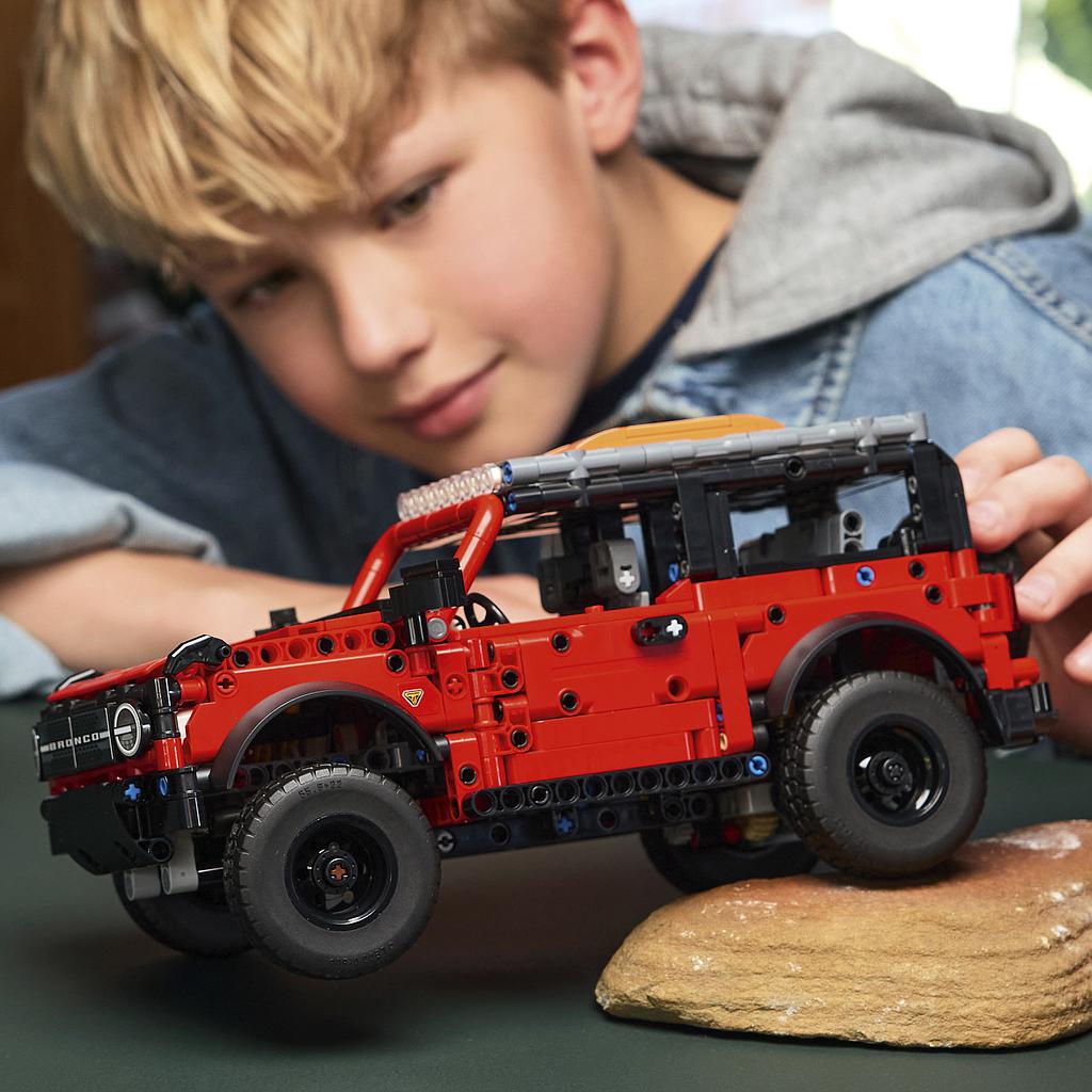 lego_technic_ford_bronco_maastur_42213L_3