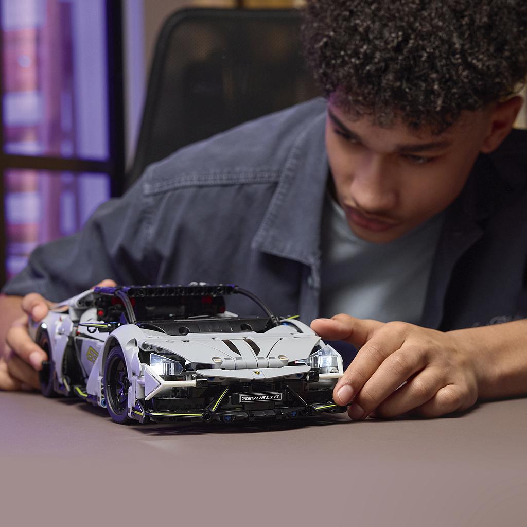 lego_technic_lamborghini_revuelto_supersportauto_42214L_2